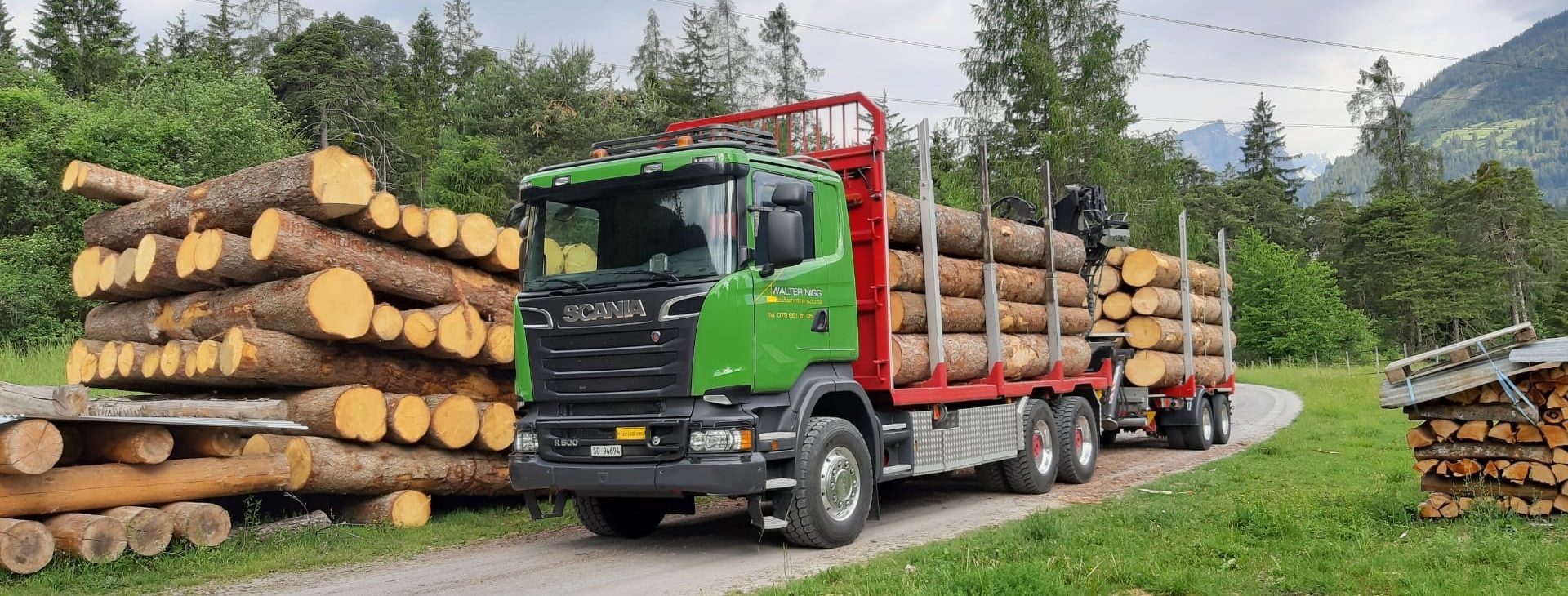 Mit unserem Scania R500 inkl. Hänger transportieren wir grosse Mengen Holz.